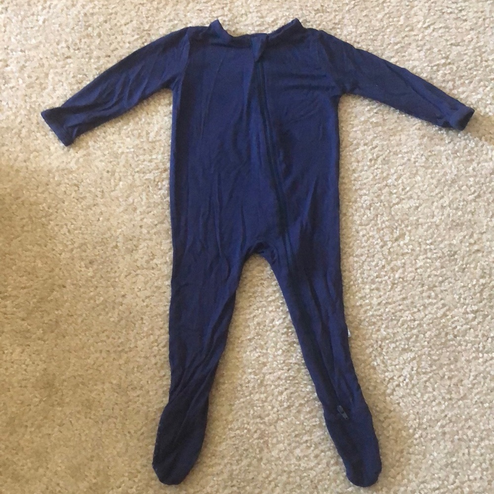 Lightly used Kyte Baby 6-12 month onesie. Dark Blue.